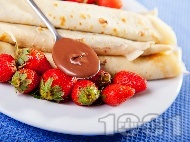 Бързи обикновени домашни палачинки с течен шоколад и ягоди (със сода)